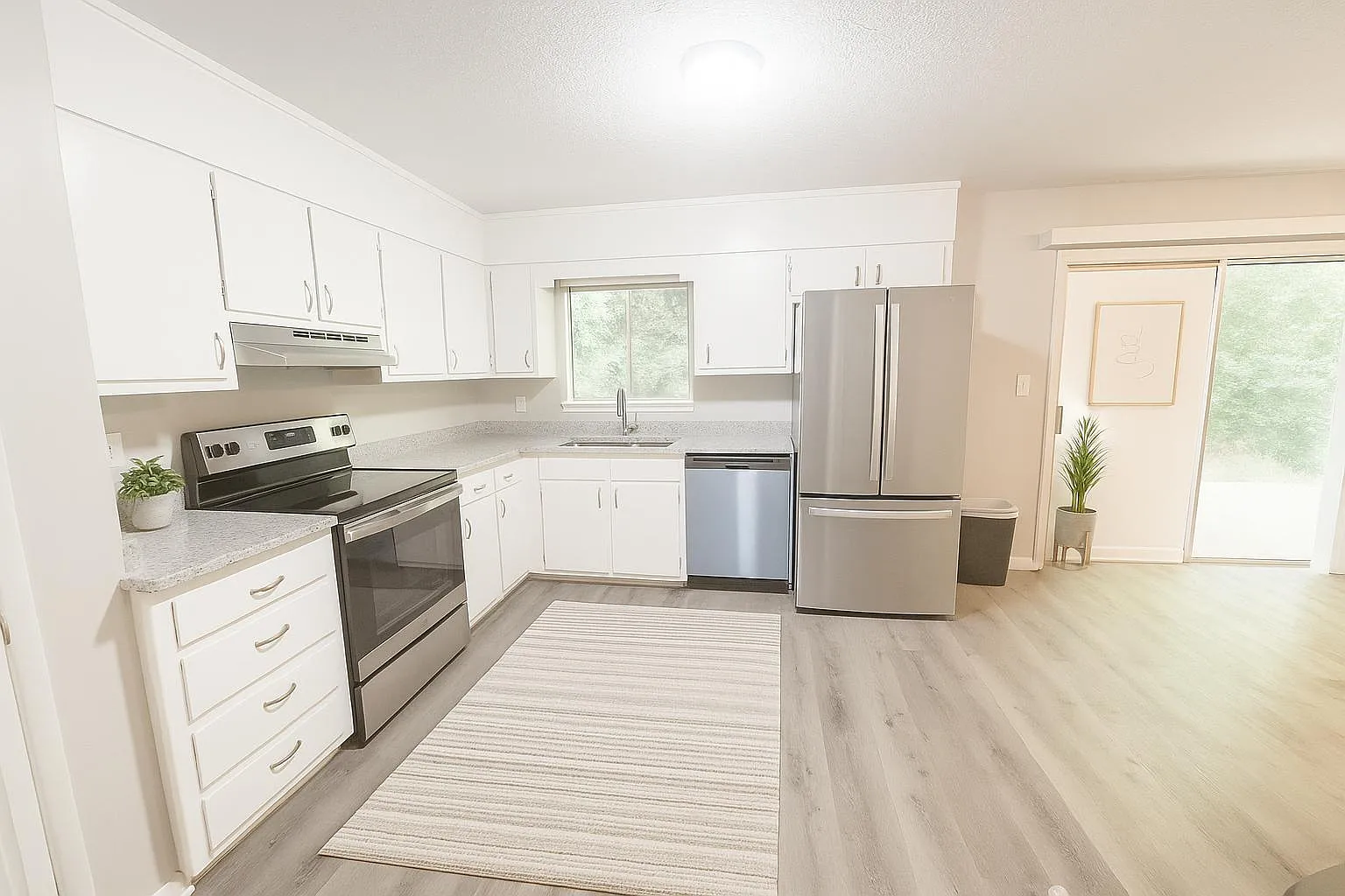 4 bed, 2.0 bath, 1800 sqft, $667 — Photo 3