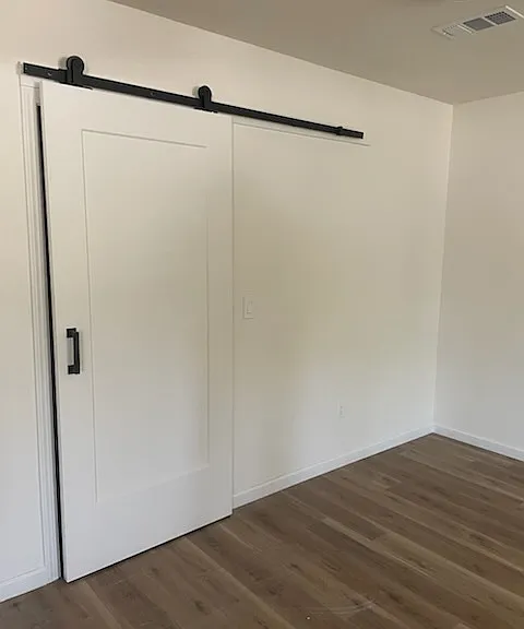 802 S Locust St — Photo 3
