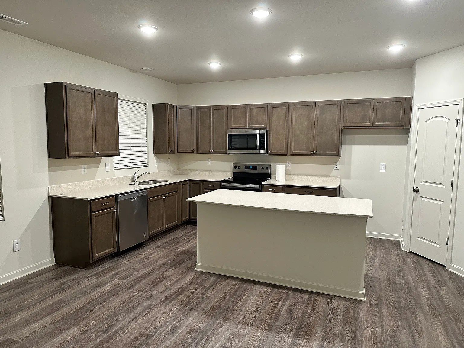 3 bed, 2.5 bath, 2372 sqft, $2,750 — Photo 2