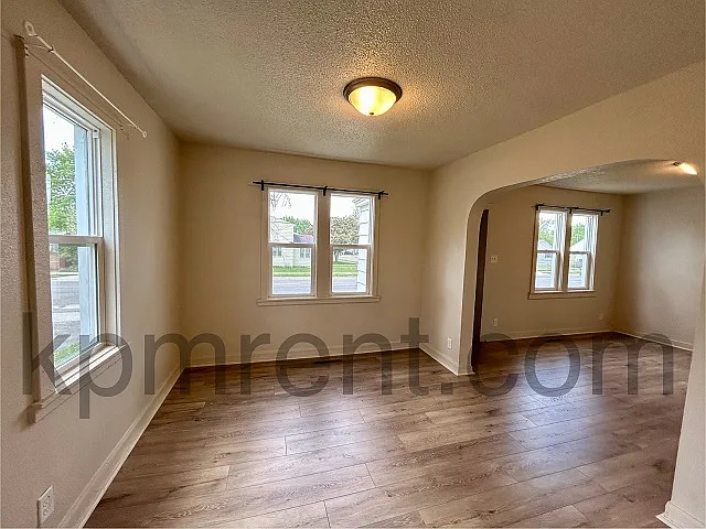 302 19th St NE — Photo 2