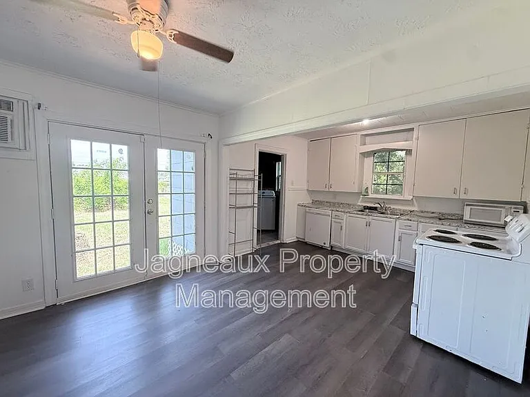 525 Magnolia St — Photo 3