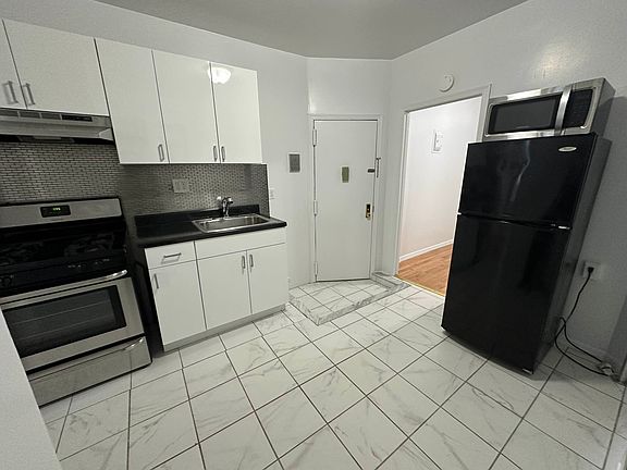 3rd image of 332 W 37th St APT 4FW