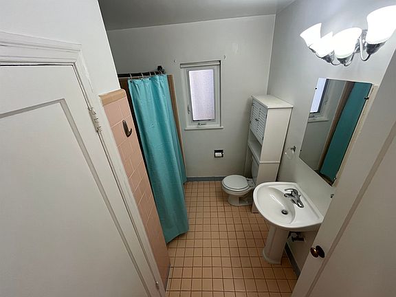 5th image of 844 York St APT A