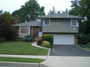 8 Shatel Rd, Plainview, NY 11803