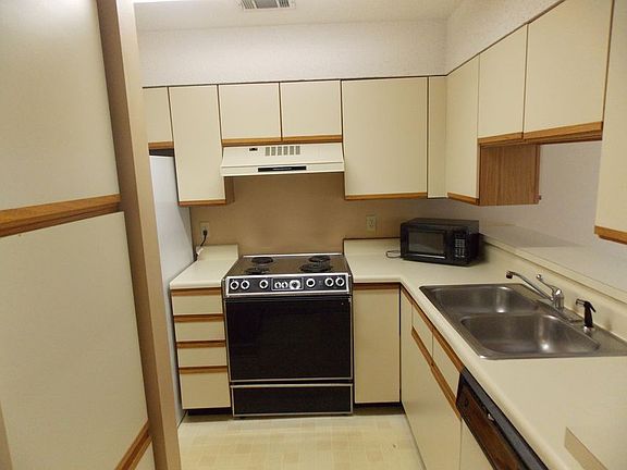 3rd image of 110 Westlake Ct