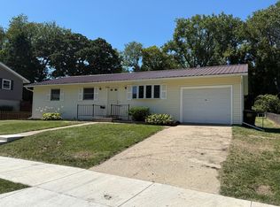 1748 Ridge Dr, Freeport, IL 61032