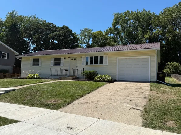 1748 Ridge Dr, Freeport, IL 61032