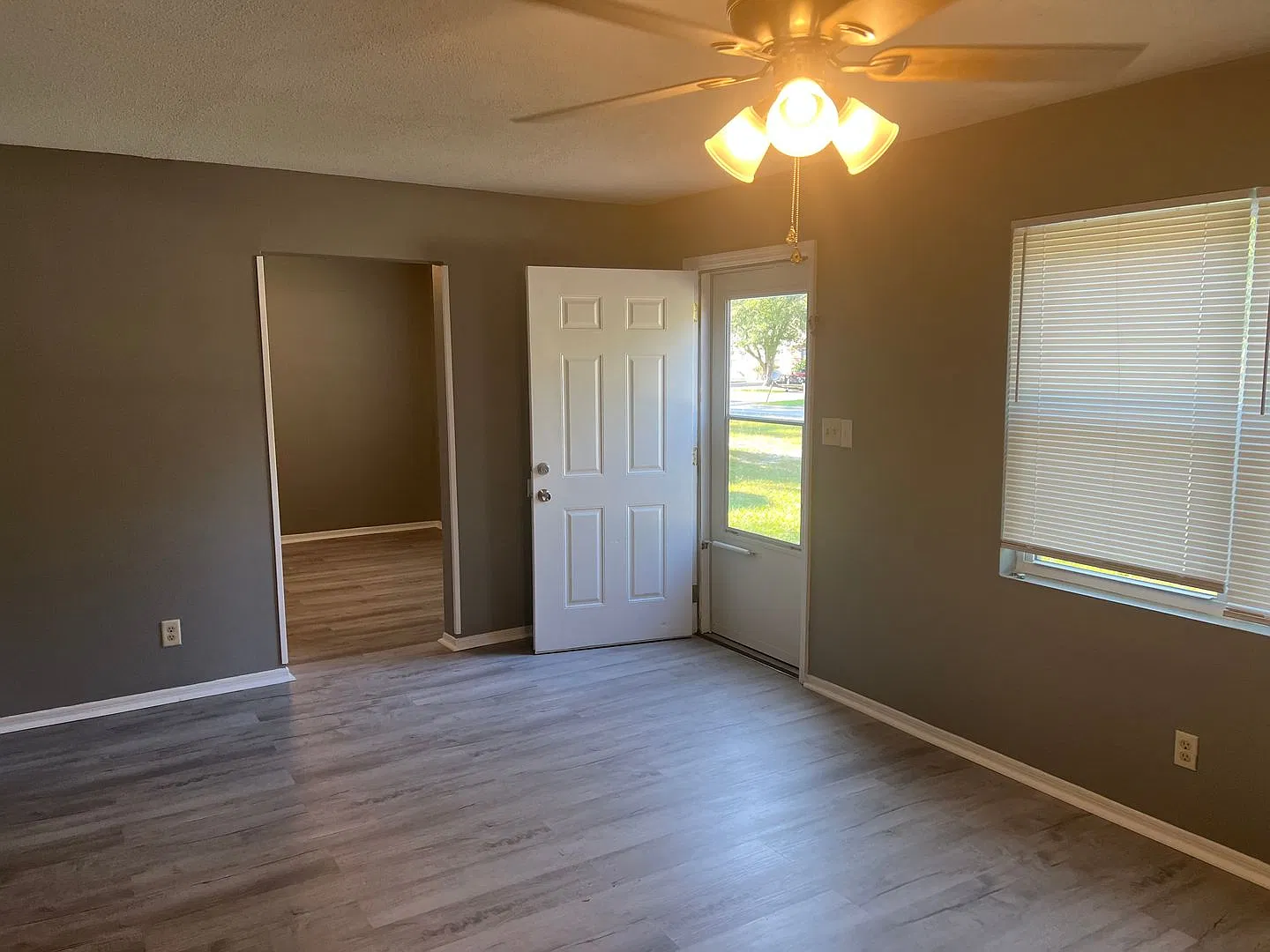 Beautiful 3bd/1.5 ba home ready to rent. — Photo 2
