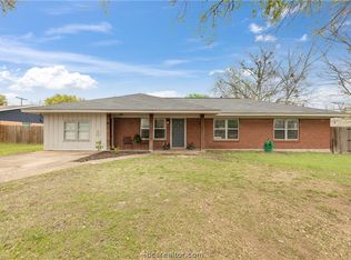 4007 Glenn Oaks Dr, Bryan, TX 77802