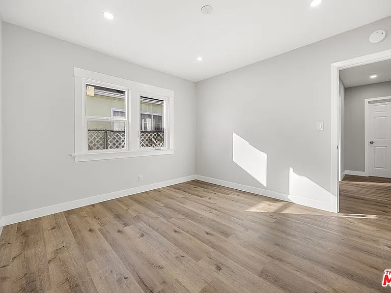 5465 S Victoria Ave — Photo 19