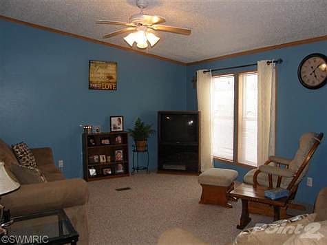 Nice Living Room w/Vaulted Ceiling & Ceiling Fan