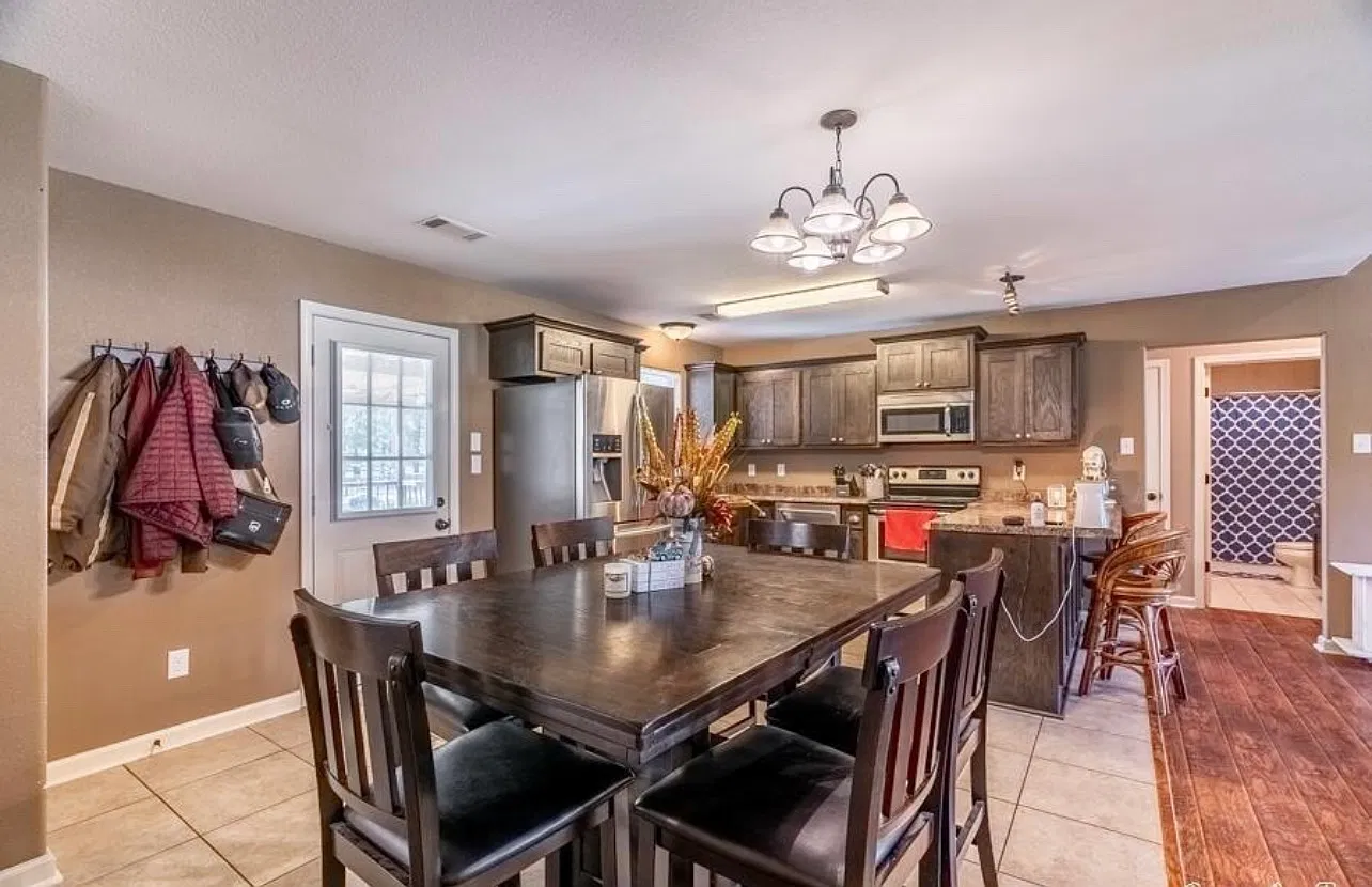 1413 Oakbend Dr — Photo 3