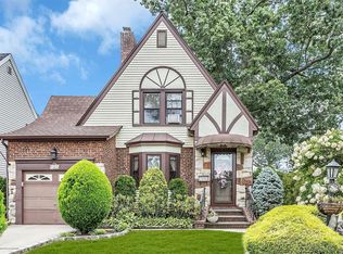 22 Milton St, Lynbrook, NY 11563