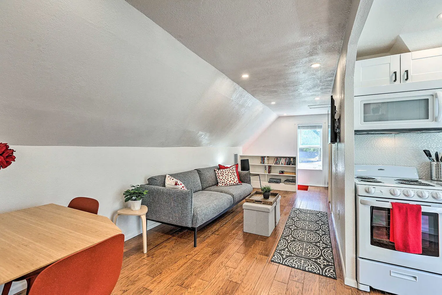 1 bed, 1.0 bath, 441 sqft, $2,161 — Photo 2