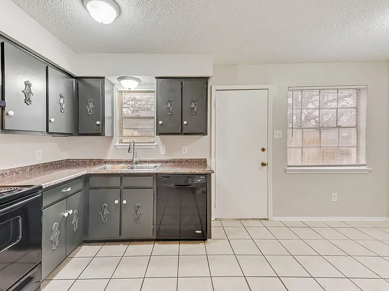 1728 W Sanford St #J — Photo 8