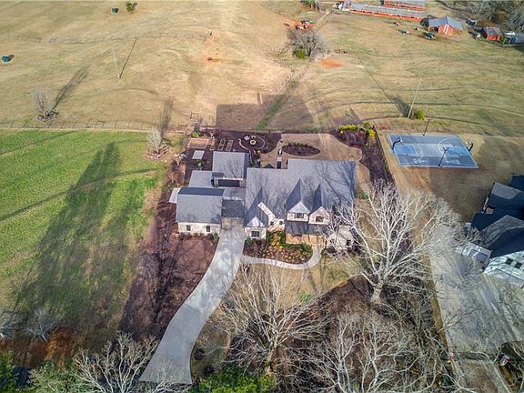 2nd image of 3273 Bailey Rd