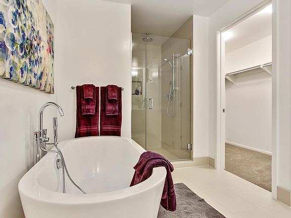 5th image of 1342 N Hayworth Ave #201