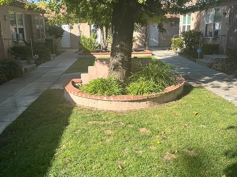 925 N Azusa Ave — Photo 2