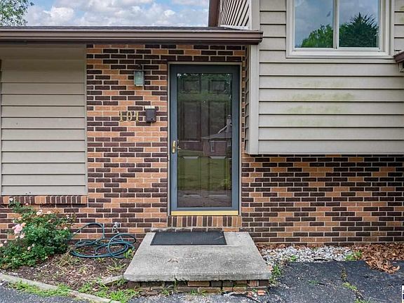 2nd image of 101 E Southglen Dr