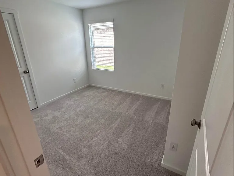 7711 Fenton Pkwy — Photo 10