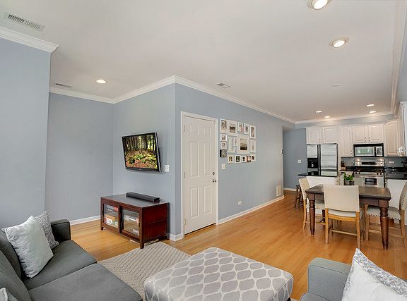 4th image of 3326 N Kenmore Ave #2