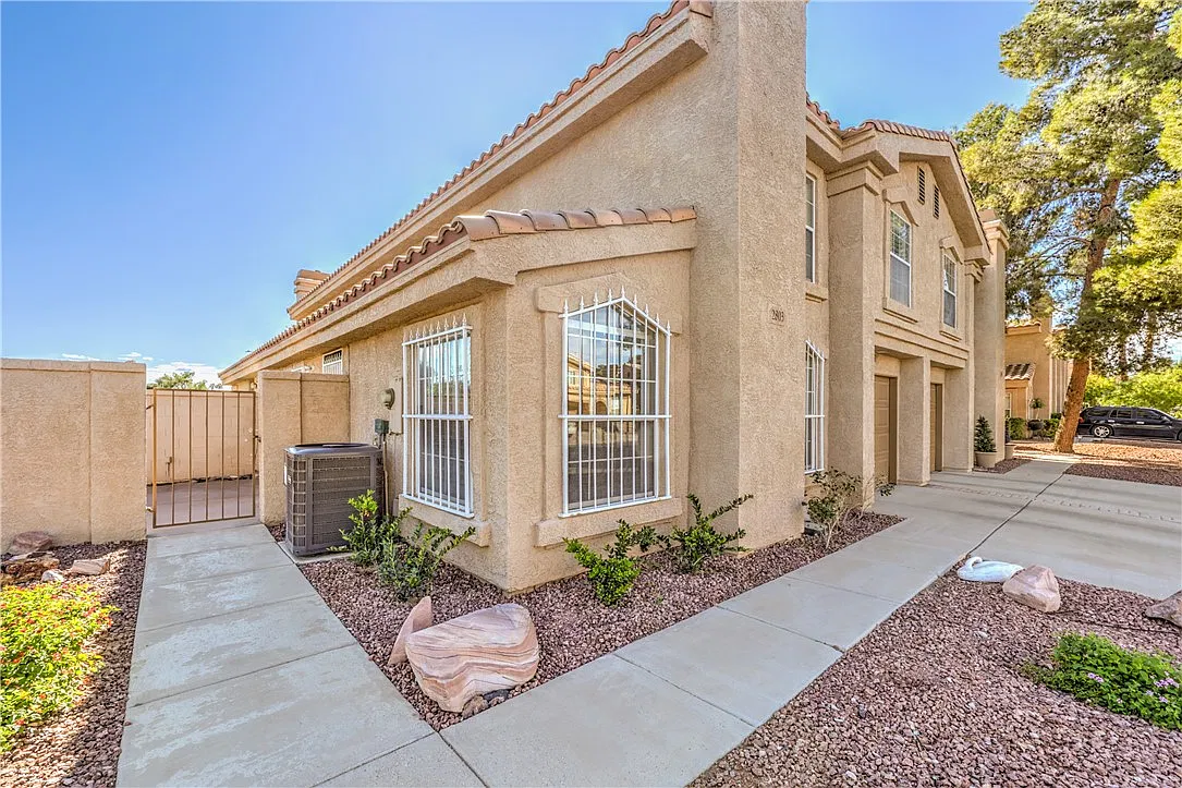 3 bed, 2.5 bath, 1331 sqft, $2,000 — Photo 2