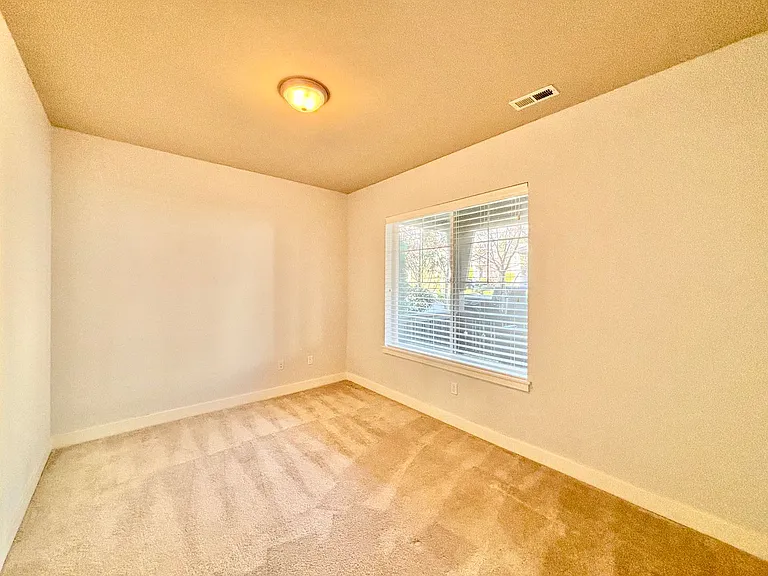 959 3rd Ave NE — Photo 4