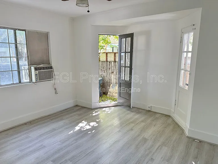 358 N San Vicente Blvd — Photo 7
