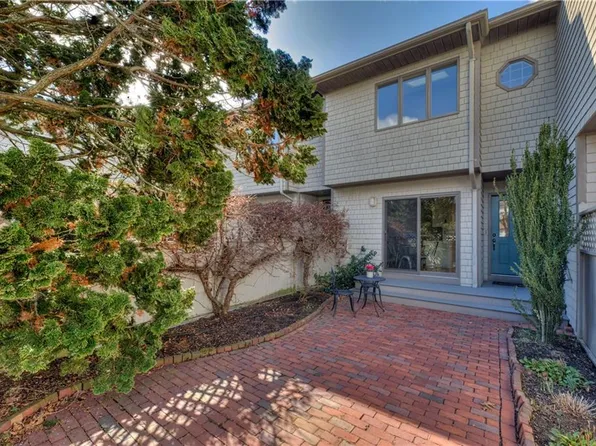 114 Windward Ln, Bristol, RI 02809