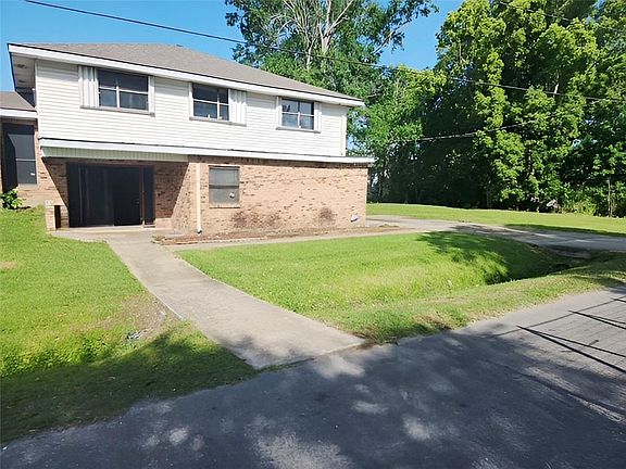 3rd image of 209 Historic East St