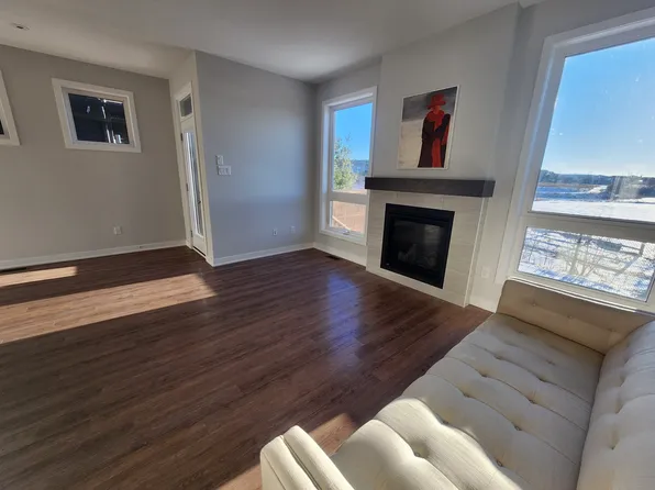 176 Tapadero Ave #1, Ottawa, ON K2V 0N9