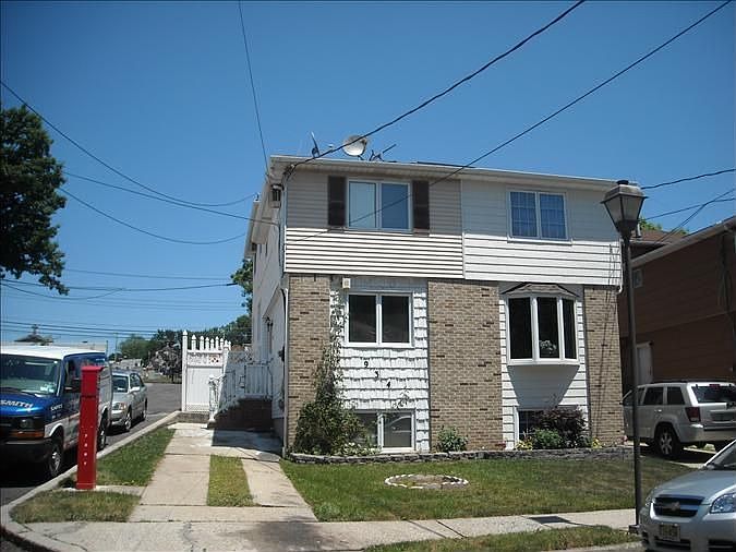 2nd image of 934 Clove Rd #A
