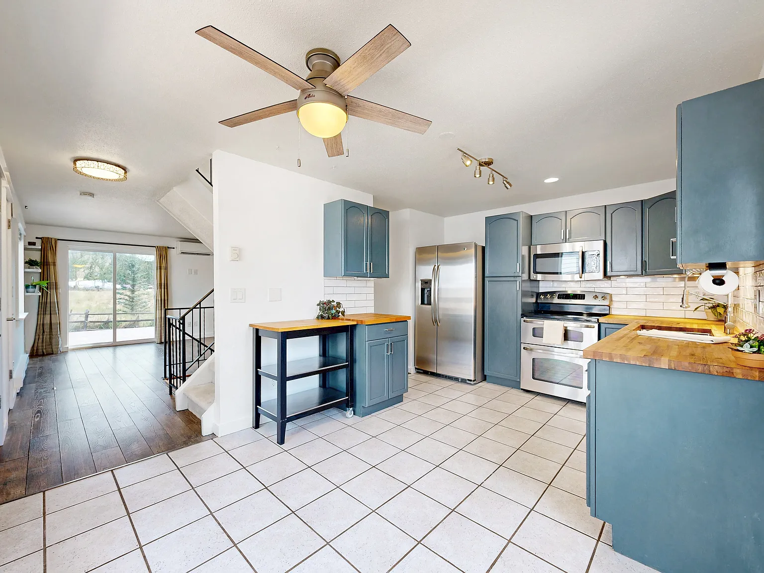 3 bed, 2.5 bath, 1328 sqft, $3,350 — Photo 3
