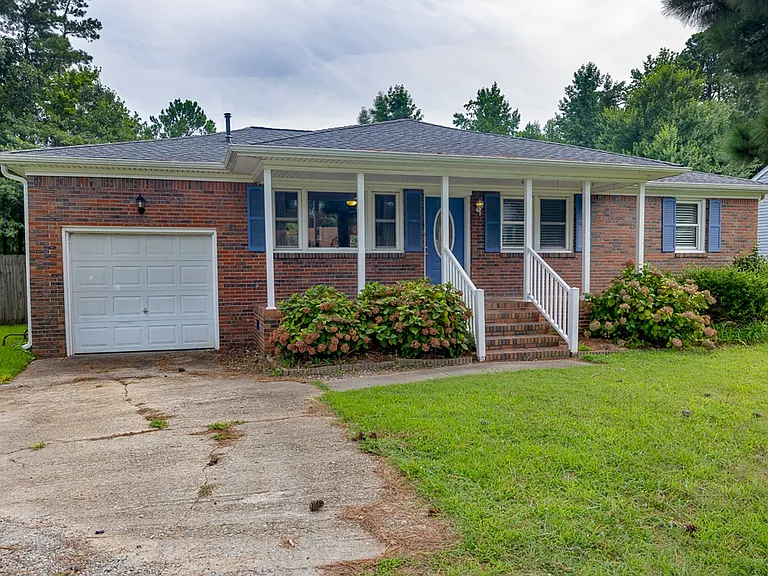 1104 Washington Dr — Photo 2