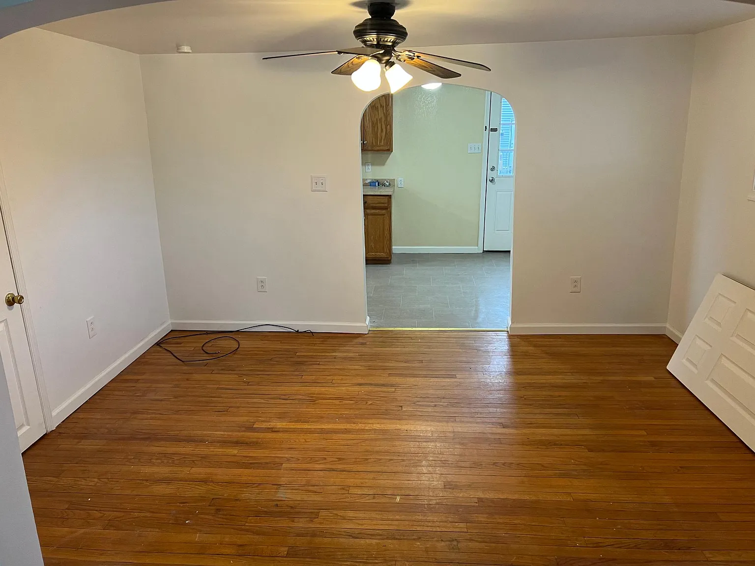 3 bed, 1200 sqft, $1,400 — Photo 1