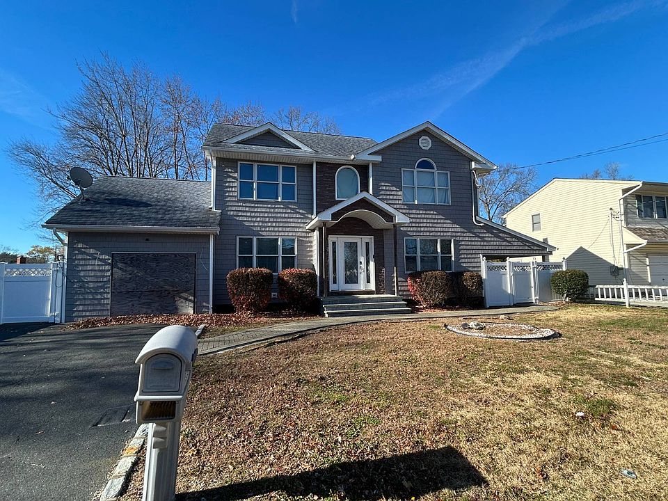 1st image of 202 Charter Oaks Ave