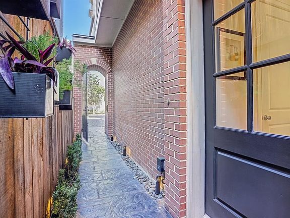 3rd image of 2508A Mandell St