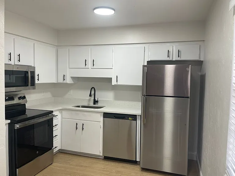 2 Bedroom/1 Bathroom Move-in Ready Townhome w\ 1 Month Free Rent!! — Photo 13