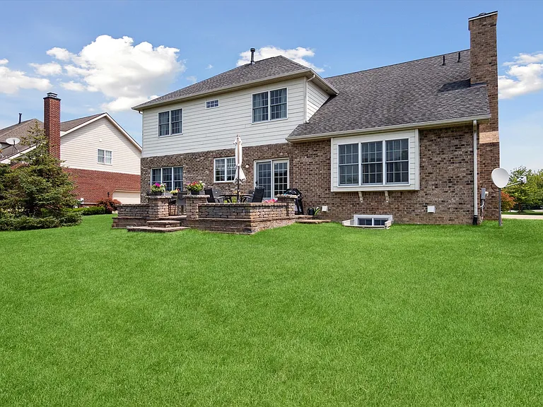 24323 Bellingham Dr — Photo 43