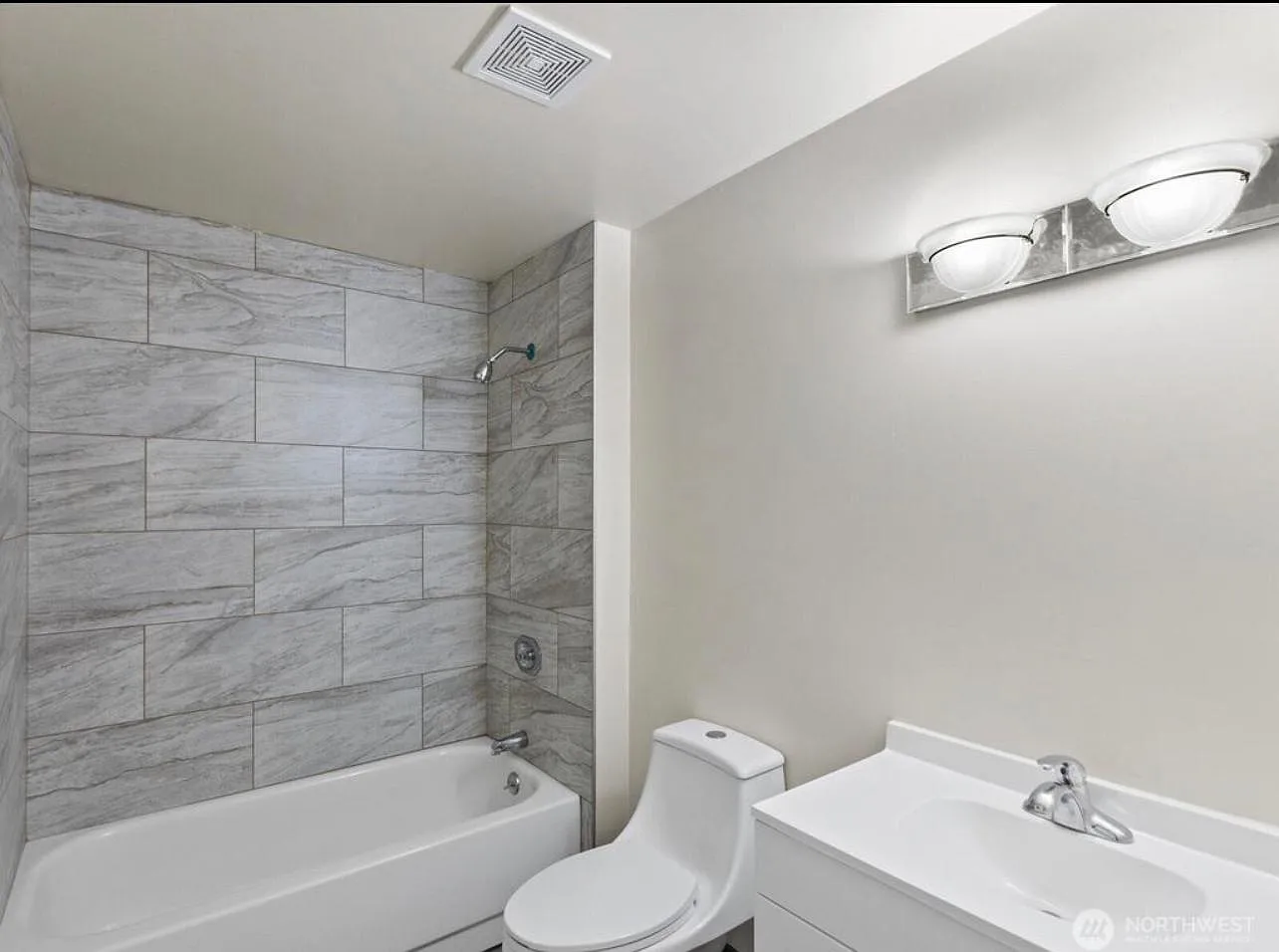 735 F St NE — Photo 2