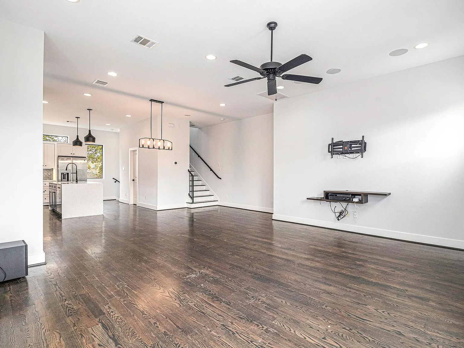 3 bed, 2.5 bath, 2189 sqft, $2,650 — Photo 4