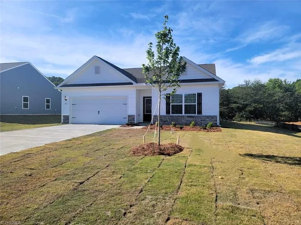 240 Macintosh Dr, King, NC 27021