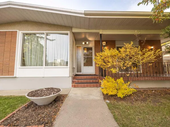 53 E Kentish Dr SW, Calgary, AB T2V 2L4
