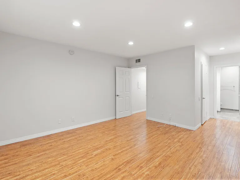 4915 Tyrone Ave #215 — Photo 23