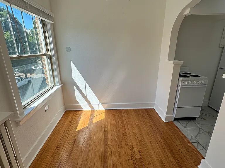 516 Summit Ave E #201 — Photo 4