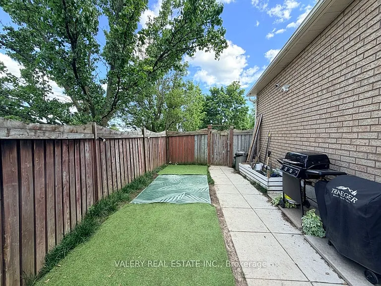 1141 Beaver Valley Cres #1 — Photo 2