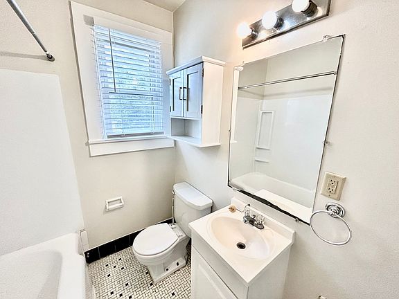 5th image of 811 Kenmore Ave APT D