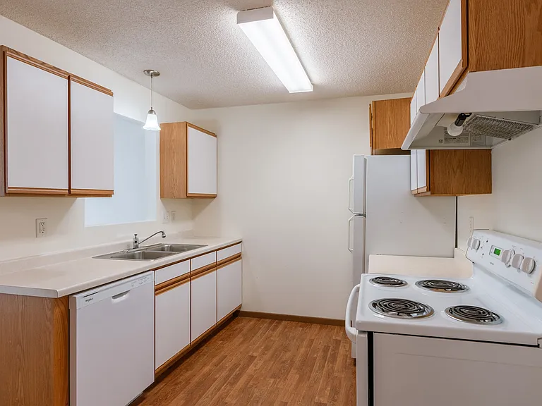 Fargo, ND Lake Crest Apartments | Kitchen