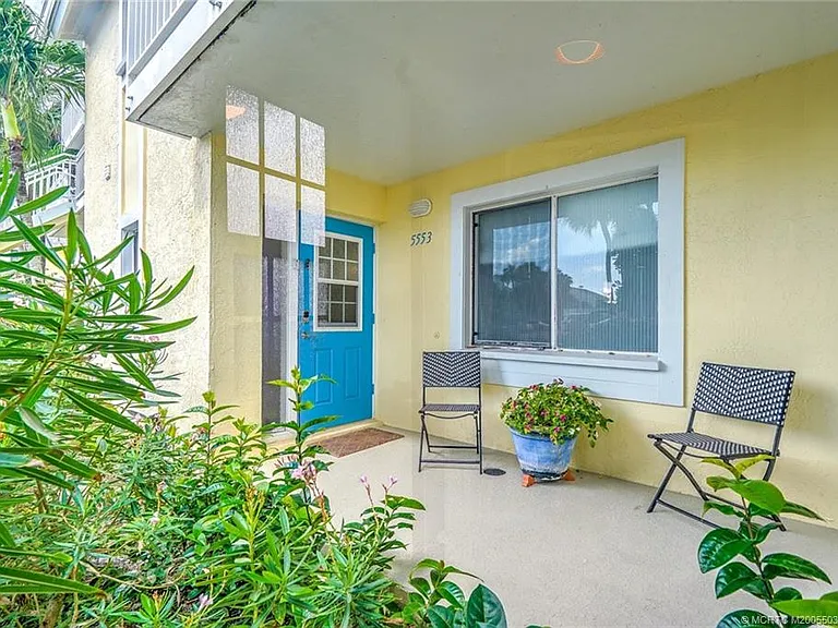 5553 NE Gulfstream Way — Photo 4