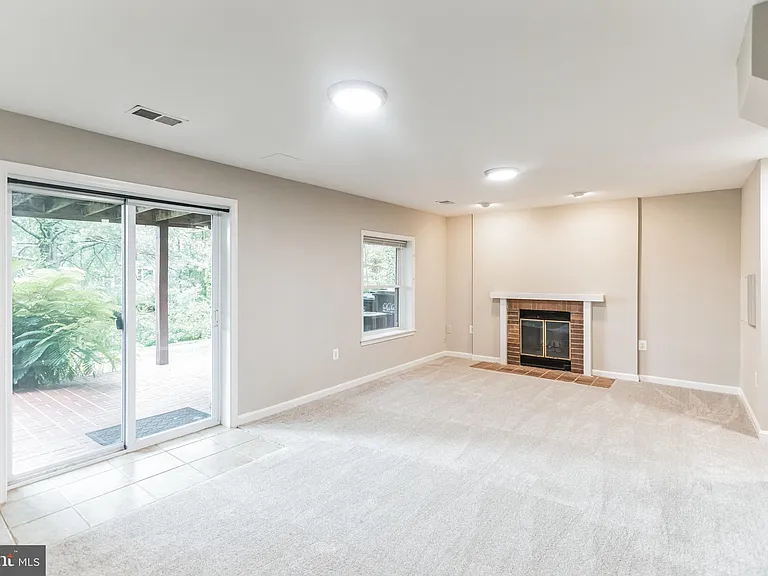 5335 Lake Cove Ct — Photo 27
